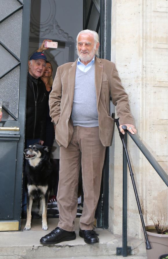 L'acteur Jean-Paul Belmondo à fêté son anniversaire (83 ans) avec ses fans dans la cour de son immeuble de la rue des Saint-Père à Paris.

© Sébastien Valiela / Bestimage