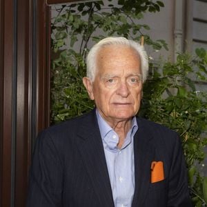 Figure phare des médias, mais aussi du cinéma, de la littérature et de la chanson française, Philippe Labro a rendu son dernier souffle le 4 juin dernier à l'âge de 88 ans, des suites d'un cancer. 

Exclusif - Philippe Labro - G.Idoux a rendu hommage au personnel soignant de l'APHP (Assistance Publique - Hôpitaux de Paris) en invitant en particulier des équipes de la Pitié-Salpétrière dans son restaurant "Le Récamier" à Paris, le 7 septembre 2020.
© Jack Tribeca/Bestimage