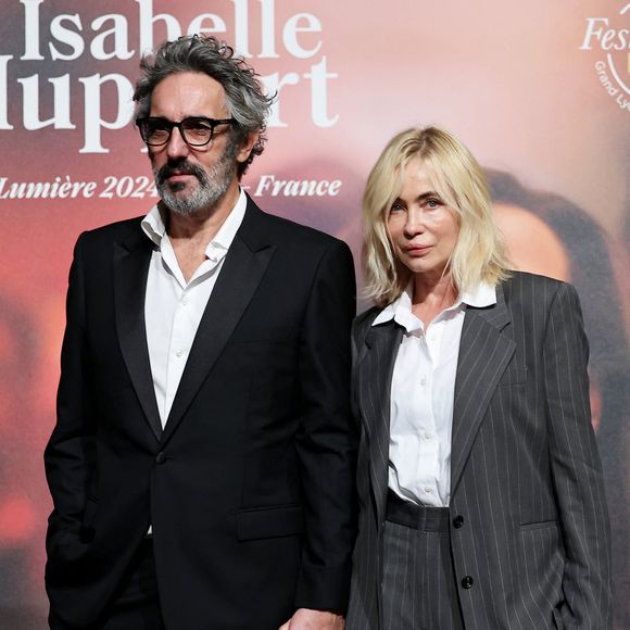 Emmanuelle Beart et son compagnon Frédéric Chaudier au photocall de la cérémonie de remise du prix lumière de la 16ème édition du Festival Lumière à l'Amphithéâtre - Centre de Congrès à Lyon, France, le 18 octobre 2024. © Dominique Jacovides/Bestimage