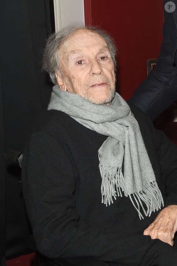 Dans une petite maison des années 1940 avec vue sur la vallée.

Exclusif - Jean-Louis Trintignant - Jean-Louis Trintignant célèbre ses 88 ans sur la scène du théâtre de la Porte Saint-Martin ou il lit des poèmes de Prévert, Vian, Leprest ou encore Apollinaire à Paris le 11 décembre 2018. © Coadic Guirec/Bestimage