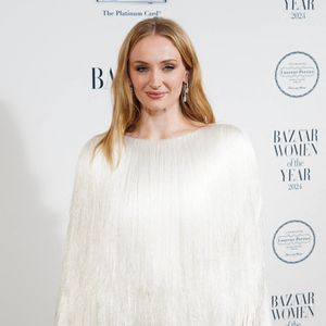 Sophie Turner qui a remporté le prix de la performance lors des Harper's Bazaar Women of the Year 2024 awards, au Claridges à Londres, Royaume-Uni, mardi 5 novembre 2024.
