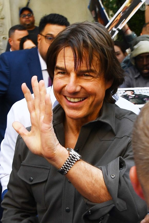 New York, NY - Les fans se sont massés devant l'hôtel de Tom Cruise, attendant des heures pour obtenir des autographes et apercevoir la star avant son départ pour le Jimmy Fallon Show à Midtown Manhattan.