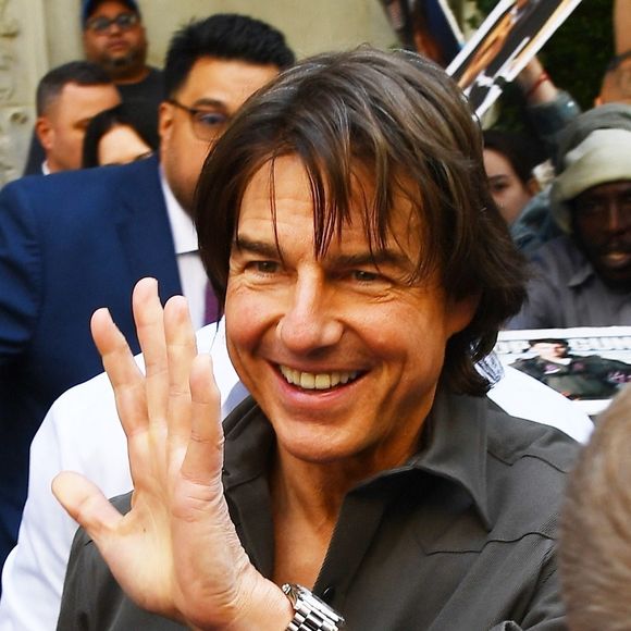New York, NY - Les fans se sont massés devant l'hôtel de Tom Cruise, attendant des heures pour obtenir des autographes et apercevoir la star avant son départ pour le Jimmy Fallon Show à Midtown Manhattan.