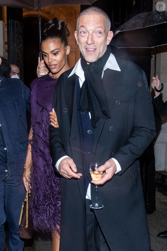 Vincent Cassel et Tina Kunakey à la sortie de la soirée "Vogue Paris fête ses 100 ans" au Palais Galliera à Paris, France, le 1er octobre 2021. © Tiziano Da Silva-Pierre Perusseau/Bestimage