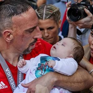 Sur les réseaux sociaux, sa mère a récemment partagé une vidéo qui a attendri les internautes. 

Franck Ribery et sa fille Keltoum et sa femme Wahiba - Franck Ribéry célèbre le titre de champion d'allemagne et son dernier match sous les couleurs du Bayern de Munich le 18 Mai 2019. Panoramic / Bestimage