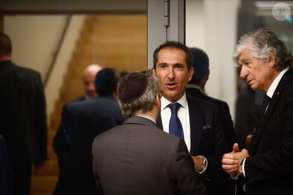 Si un accord financier a été trouvé cela ne signifie pas pour autant que l’opération se réalisera. En effet, la législation veut que les syndicats de SFR soient consultés avant une signature définitive et que les autorités de régulation donnent leur accord.

Patrick Drahi, Maurice Lévy - Inauguration du centre européen du Judaïsme à Paris le 29 octobre 2019. © Hamilton/Pool/Bestimage
