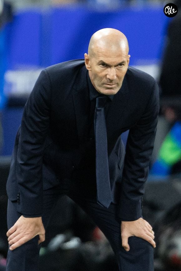 "Je m'occupe de mes enfants, de mes petits-enfants aussi puisque je suis récemment devenu papy", a-t-il confié avec tendresse lors d'un entretien accordé au magazine Madame Figaro en octobre 2024. 

Zinedine Zidane lors du match de football de la Ligue des nations de l'UEFA opposant la France à l'Italie (1-1) au Stade de France à Saint-Denis, France, le 2 octobre 2026. © Cyril Moreau/Bestimage