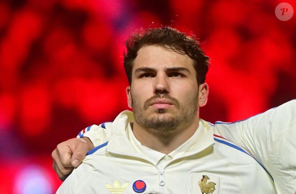 La star incontestée du XV de France et du Stade Toulousain a enfilé le costume de restaurateur avec son établissement baptisé Gaïa

Match de rugby du Tournoi des Six Nations : La France l'emporte sur l'Angleterre 48 - 46 au Stade de France à Saint-Denis le 14 mars 2026

© Christian Liewig / Bestimage