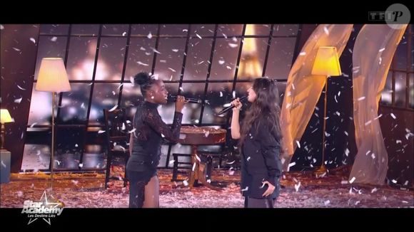 Ambre et Sarah ont ouvert le prime avec une prestation inoubliable.

Ambre et Sarah lors de leur prestation durant le prime de la "Star Academy".
