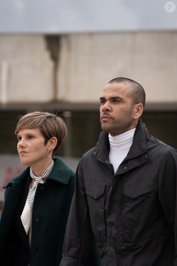 “Nous sommes très heureux. Il est innocent et cela a été prouvé. La justice a parlé”, a réagi l’avocate de Dani Alves

Dani Alves devant la prison Can Brians de Barcelone, le 28 mars 2024. Photo :  © EuropaPress/Bestimage