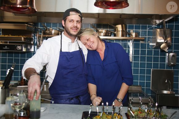 Son fils aîné, Alessandro, est aujourd’hui un chef reconnu. 

Exclusif - Alessandro Belmondo avec sa mère Luana Belmondo à Saint-Cloud le 31 janvier 2018. © Denis Guignebourg/Bestimage