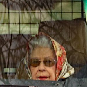 La reine Elisabeth II d'Angleterre en voiture à la sortie de la résidence royale Sandringham House, le 26 janvier 2022.