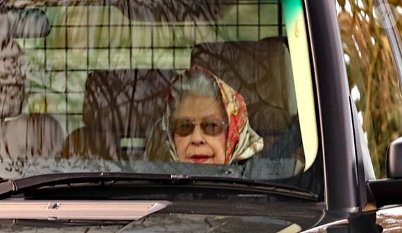 La reine Elisabeth II d'Angleterre en voiture à la sortie de la résidence royale Sandringham House, le 26 janvier 2022.