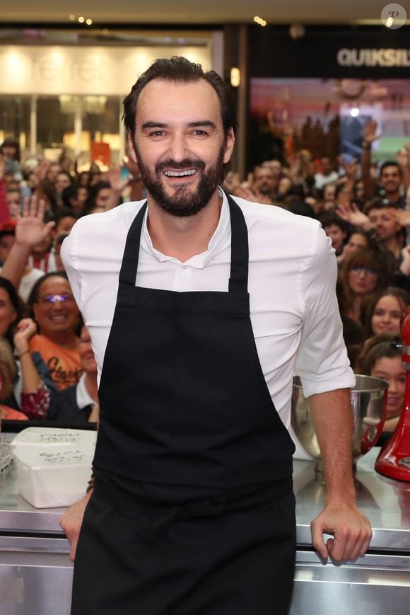 Cyril Lignac est l'invité "Star" de ShowColat le 2 novembre 2018. Cette semaine dédiée au chocolat organisée par CAP 3000, la galerie commerciale de Saint-Laurent du Var, près de Nice, a commencé le 27 octobre pour se terminer le 4 novembre. Après un cours de pâtisserie en public où, aidé par des marmitons de tout âges tirés au sort dans le public, il a préparé un fondant au chocolat, Cyril Lignac a signé son dernier livre "La pâtisserie" et rencontré ses fans venus en très grand nombre. La file d'attente s'étalait jusqu'à l'extérieur du Centre commercial. © Bruno Bebert/Bestimage