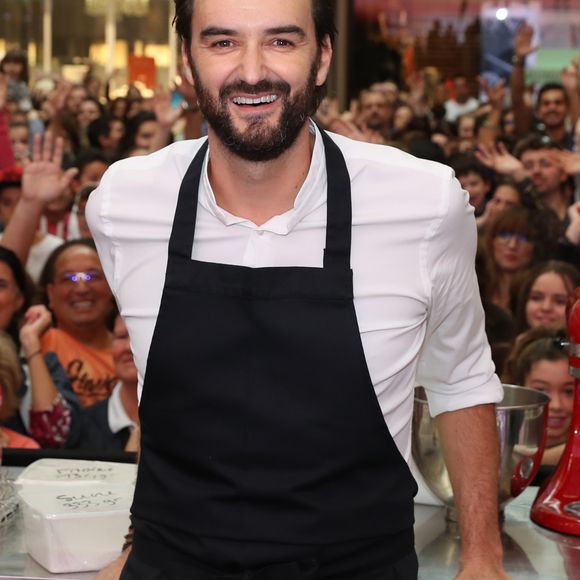 Cyril Lignac est l'invité "Star" de ShowColat le 2 novembre 2018. Cette semaine dédiée au chocolat organisée par CAP 3000, la galerie commerciale de Saint-Laurent du Var, près de Nice, a commencé le 27 octobre pour se terminer le 4 novembre. Après un cours de pâtisserie en public où, aidé par des marmitons de tout âges tirés au sort dans le public, il a préparé un fondant au chocolat, Cyril Lignac a signé son dernier livre "La pâtisserie" et rencontré ses fans venus en très grand nombre. La file d'attente s'étalait jusqu'à l'extérieur du Centre commercial. © Bruno Bebert/Bestimage