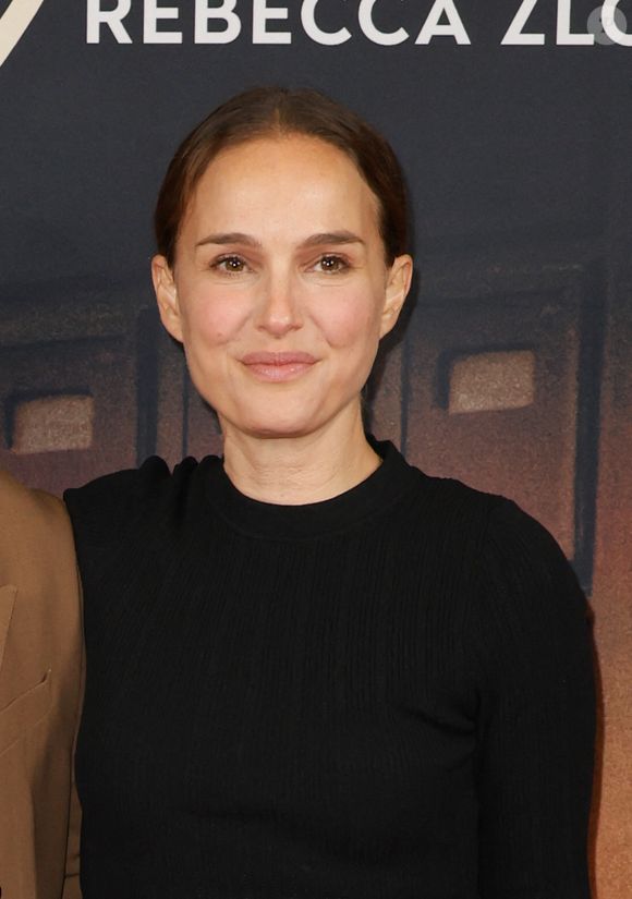 Vraisemblablement abonnée aux Français, c'est avec le musicien et producteur breton Tanguy Destable que l'actrice de "Black Swan" attend cet heureux évènement.

Natalie Portman - Première du film "Vie Privée" au cinéma Pathé Palace à Paris le 20 novembre 2025. 

© Coadic Guirec/Bestimage