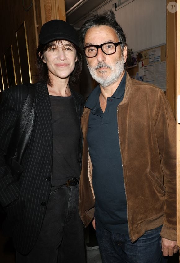 Reconnaissante, elle ajoute : "Yvan, puis Ben m'ont raccrochée à elle, parce que, dans ma famille, il y a un goût pour le, comment dirais je ?, morbide...II y a une mélancolie."

Charlotte Gainsbourg et son compagnon Yvan Attal - Soirée de mobilisation "L'Europe contre l'antisémitisme" au théâtre Antoine à Paris © Coadic Guirec/Bestimage