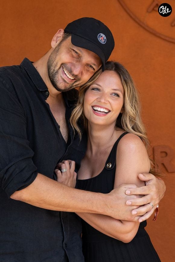 Ils se sont mariés civilement en 2025, puis religieusement en 2026.

 Eric Antoine et sa femme Gennifer Demey au village lors des Internationaux de France de Tennis de Roland Garros 2026. Paris, le 1er juin 2026. © Jacovides / Moreau / Bestimage
