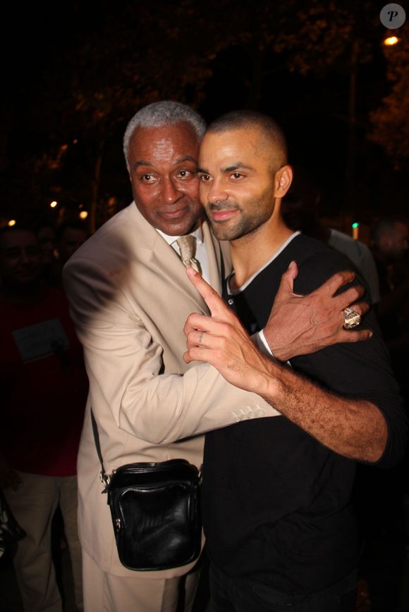 Le corps de l’ancien basketteur américain a été retrouvé sans vie au domicile de son fils, près de Lyon.

Tony Parker et son pere Tony Parker Sr au nightclub Le Queen a Paris. Le 23 septembre 2013

BALDINI / BESTIMAGE