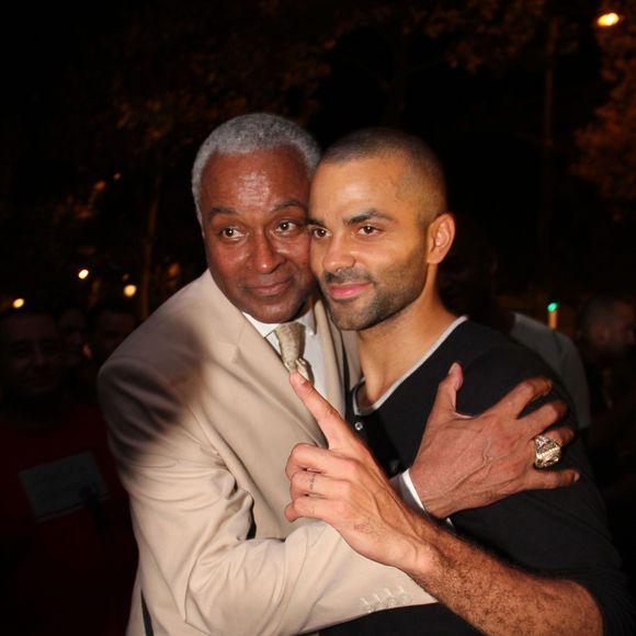 Le corps de l’ancien basketteur américain a été retrouvé sans vie au domicile de son fils, près de Lyon.

Tony Parker et son pere Tony Parker Sr au nightclub Le Queen a Paris. Le 23 septembre 2013

BALDINI / BESTIMAGE