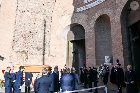 Rome, Italie : Rome, décès de Valentino Garavani - Funérailles dans la Basilique Santa Maria degli Angeli e dei Martiri - Sur la photo : arrivée du cercueil (Crédit image : © Maurizio D'Avanzo/IPA via ZUMA Press)