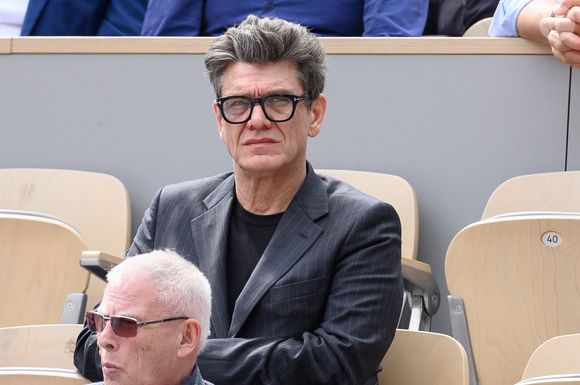 Le chanteur est plus amoureux que jamais de l'ancienne mannequin.

Marc Lavoine dans les tribunes lors des Internationaux de France de tennis à Roland Garros le 31 mai 2022 à Paris, France. Photo by Laurent Zabulon/ABACAPRESS.COM