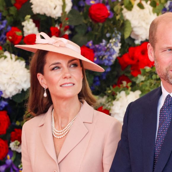 Le prince William, prince de Galles, et Catherine (Kate) Middleton, princesse de Galles - Le roi Charles III d'Angleterre et Camilla Parker Bowles, reine consort d'Angleterre, accueillent le couple présidentiel français le président Emmanuel Macron et sa femme la Première Dame Brigitte Macron sur Datchet road à Windsor, Royaume Uni.

© Dominique Jacovides/Bestimage