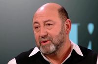 Kad Merad révèle qu'il a failli changer de nom pour un étonnant patronyme dans l'émission 20h30 le dimanche sur France 2.
Crédit : 20h30 le dimanche/France 2