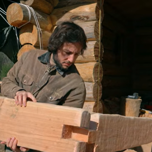 Le chanteur a mis sa carrière entre parenthèses

Vianney en pleine construction de sa cabane en bois sur YouTube.