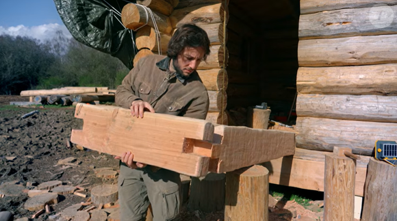 Le chanteur a mis sa carrière entre parenthèses

Vianney en pleine construction de sa cabane en bois sur YouTube.