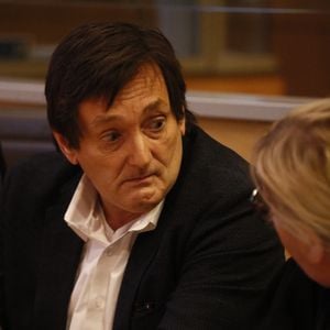 Pierre Palmade a bénéficié de réductions de peine. La justice souligne que le condamné a scrupuleusement respecté ses horaires de présence à domicile et son interdiction de conduire.

Pierre Palmade au tribunal de Melun avec ses avocats pour son procès pour blessures involontaires à la suite d'un accident de la route en février 2023 dans lequel sa voiture a percuté un autre véhicule à Melun.
Le 20 novembre 2024.
© Christophe Clovis / Bestimage