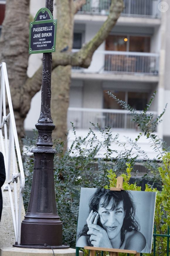 Sur celle-ci figurent le nom de Jane Birkin, ses dates de naissance et de décès, suivies de la mention "chanteuse, comédienne, réalisatrice". 

Illustration - Inauguration de la passerelle Jane Birkin devant les 41-43 quai de Valmy à Paris le 13 décembre 2025.
© Cyril Moreau / Bestimage