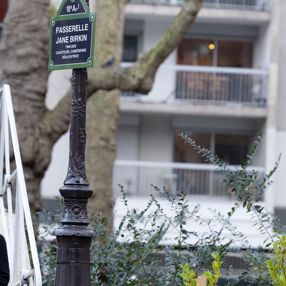 Sur celle-ci figurent le nom de Jane Birkin, ses dates de naissance et de décès, suivies de la mention "chanteuse, comédienne, réalisatrice". 

Illustration - Inauguration de la passerelle Jane Birkin devant les 41-43 quai de Valmy à Paris le 13 décembre 2025.
© Cyril Moreau / Bestimage