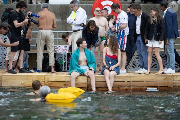 L’eau a été dépolluée pour plus de 1,4 milliard d’euros ; sa température relevée est de 26,5 °C et sa clarté a été saluée par la maire.

La Maire de Paris, Anne Hidalgo, visite les sites de baignades sur la Seine. Photo par Raphael Lafargue/ABACAPRESS.COM
