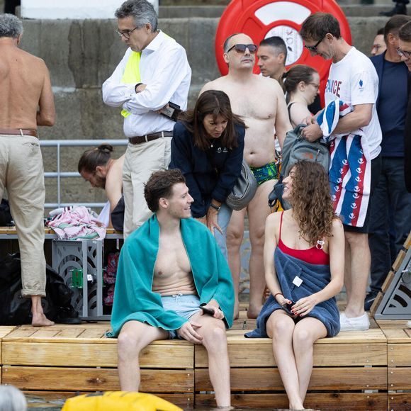 L’eau a été dépolluée pour plus de 1,4 milliard d’euros ; sa température relevée est de 26,5 °C et sa clarté a été saluée par la maire.

La Maire de Paris, Anne Hidalgo, visite les sites de baignades sur la Seine. Photo par Raphael Lafargue/ABACAPRESS.COM