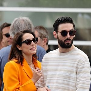 "On pourra répéter 15 fois à un enfant ‘Sois gentil’, si nous on est méchant au quotidien, ça ne fonctionne pas" 

Sofia Essaïdi et son compagnon Adrien Galo s'embrassent en marge du Photocall du film "Nostalgia" lors du 75ème Festival International du Film de Cannes, e 25 mai 2022.
© Dominique Jacovides / Bestimage