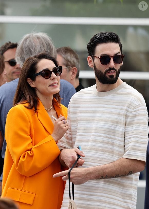 "On pourra répéter 15 fois à un enfant ‘Sois gentil’, si nous on est méchant au quotidien, ça ne fonctionne pas" 

Sofia Essaïdi et son compagnon Adrien Galo s'embrassent en marge du Photocall du film "Nostalgia" lors du 75ème Festival International du Film de Cannes, e 25 mai 2022.
© Dominique Jacovides / Bestimage