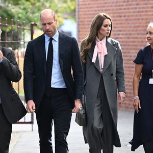 Le prince William, prince de Galles, et Catherine (Kate) Middleton, princesse de Galles, visitent l'école maternelle et primaire de Farnborough Road, pour montrer leur soutien continu à la communauté de Southport après l'attaque de juillet 2024, au cours de laquelle trois filles, Alice da Silva Aguiar, Bebe King et Elsie Dot Stancombe, ont été tragiquement tuées lors d'un cours de danse à Southport, Merseyside, Royaume-Uni, le 23 septembre 2025.  © Julien Burton / Bestimage
