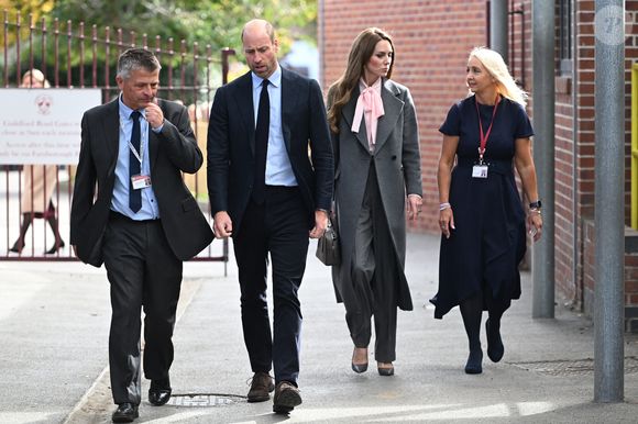 Le prince William, prince de Galles, et Catherine (Kate) Middleton, princesse de Galles, visitent l'école maternelle et primaire de Farnborough Road, pour montrer leur soutien continu à la communauté de Southport après l'attaque de juillet 2024, au cours de laquelle trois filles, Alice da Silva Aguiar, Bebe King et Elsie Dot Stancombe, ont été tragiquement tuées lors d'un cours de danse à Southport, Merseyside, Royaume-Uni, le 23 septembre 2025.  © Julien Burton / Bestimage