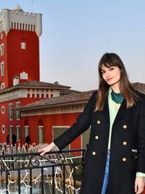 Grande entrée en étoile, canapé en velours... dans l'appartement parisien de Clara Luciani et Alex Kapranos qu'ils ont dû prendre à la hâte