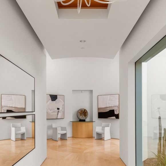 Exclusif - La nouvelle villa de Kanye West à Beverly Hills. Kanye a finalisé l'achat hors marché pour 35 millions de dollars. La propriété de style méditerranéen comprend environ 1900 m2 d'espace habitable, des jardins privés et des vues panoramiques sur la ville. Los Angeles, le 15 décembre 2024.