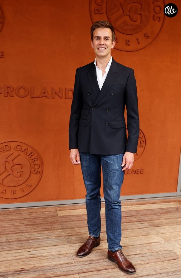 Sa fille s'appelle Colette

Jean-Baptiste Marteau au photocall du village ((night session) lors des Internationaux de France de Tennis de Roland Garros 2026, à Paris, France, le 5 juin 2026. © Jacovides-Moreau/Bestimage
