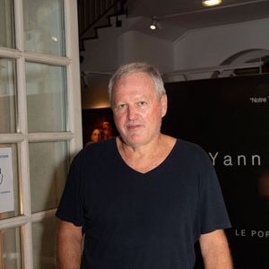 Exclusif - André Boudou - Yann Arthus-Bertrand, photographe, reporter, réalisateur et écologiste engagé, fondateur de la Fondation GoodPlanet (qui a pour mission de sensibiliser et éduquer le public à la protection de l'environnement), en plein coeur de cet été singulier, nous presente quelques unes de ses photos avec la galerie BelairFineart, ainsi qu'en avant première des images des tropeziens, prises sur son célèbre fond à la salle Jean Despas en plein coeur du village.
Les invités ont pu ensuite assister à la projection du film Woman au cinema La Renaissance sur la place des lices, pour le cocktail les convives ont pu gouter aux verrines salées et sucrées du snack food art New Energies saint-Tropez, elle a aussi présenté sa gamme de 2 roues electriques à Yann Arthus-Bertrand . Saint-Tropez, le 14 août 2020
© Jack Tribeca / Bestimage