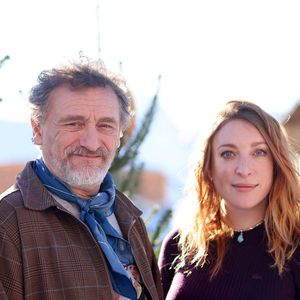 Jean-Pierre Rouve et Sarah Stern au photocall du film "Les Tuche : God Save the Tuche" dans le cadre du 28ème Festival International du Film de Comédie à l'Alpe d'Huez, France, le 14 janvier 2024. © Dominique Jacovides/Bestimage