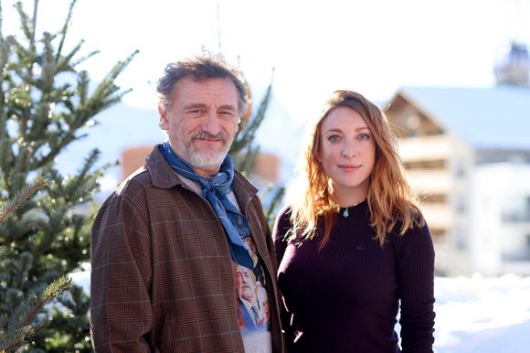 Jean-Pierre Rouve et Sarah Stern au photocall du film "Les Tuche : God Save the Tuche" dans le cadre du 28ème Festival International du Film de Comédie à l'Alpe d'Huez, France, le 14 janvier 2024. © Dominique Jacovides/Bestimage