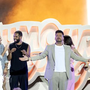 Exclusif - Kev Adams et ses invité pour le final de l'émission - Enregistrement de l'émission "L'humour à la plage" pour la 2eme édition du festival de Juan les Pins à la pinède Gould le 27 juin 2025.  © Bruno Bebert / Bestimage