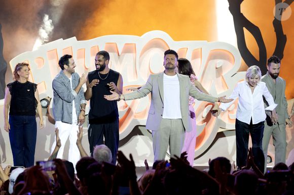 Exclusif - Kev Adams et ses invité pour le final de l'émission - Enregistrement de l'émission "L'humour à la plage" pour la 2eme édition du festival de Juan les Pins à la pinède Gould le 27 juin 2025.  © Bruno Bebert / Bestimage