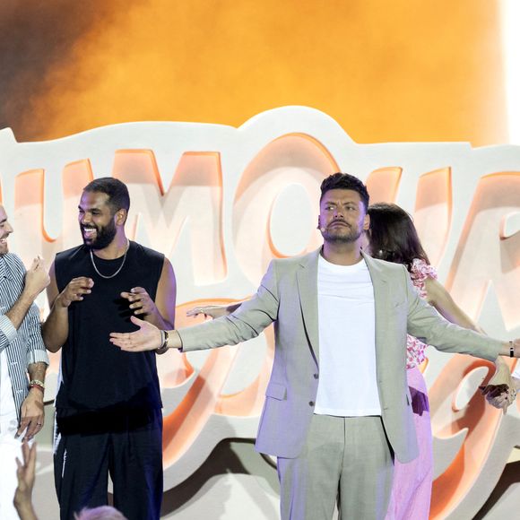 Exclusif - Kev Adams et ses invité pour le final de l'émission - Enregistrement de l'émission "L'humour à la plage" pour la 2eme édition du festival de Juan les Pins à la pinède Gould le 27 juin 2025.  © Bruno Bebert / Bestimage