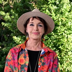 Anny Duperey est profondément attachée à la Creuse, où elle partage son temps depuis plus de 40 ans entre Paris et son refuge de Châtelus-Malvaleix.
Anny Duperey durant le Festival du Livre de Nice au Jardin Albert premier. © Bruno Bebert / Bestimage