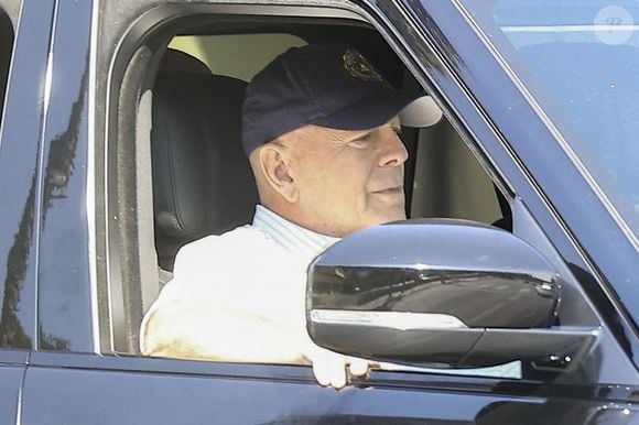 A nos confrères de "Paris Match"

Studio City, CA - EXCLUSIF - L'acteur Bruce Willis, qui a été diagnostiqué comme étant atteint de démence, est vu en train de se promener en voiture à Studio City avec ses gardes du corps.